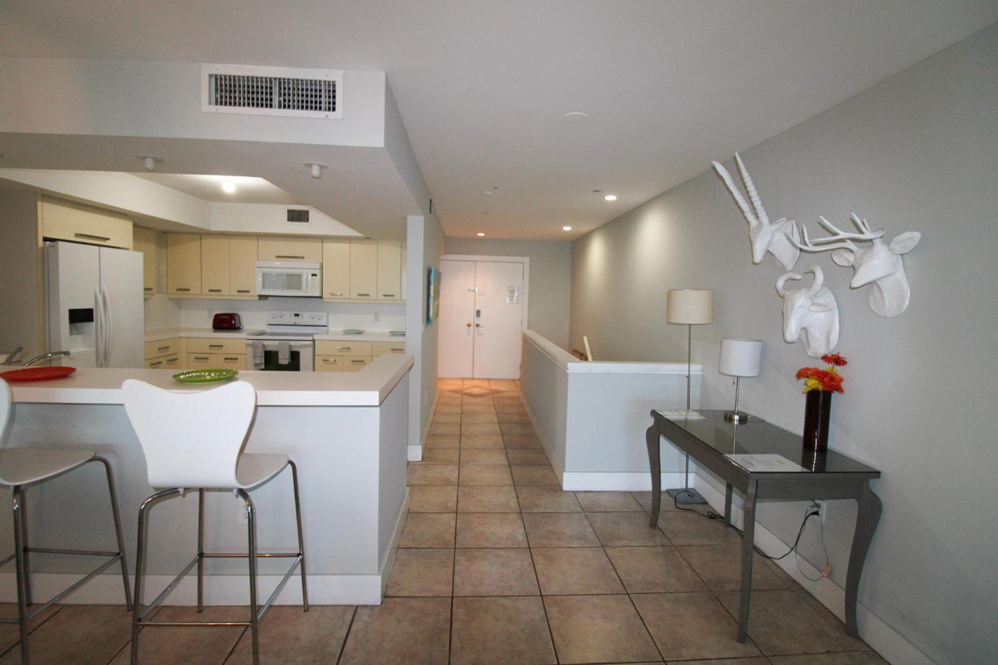 Castle Pavillon 8 Beachfront - Private Beach Access Loft With 2-Story, Pool, Tennis, Free Parking Access マイアミビーチ エクステリア 写真