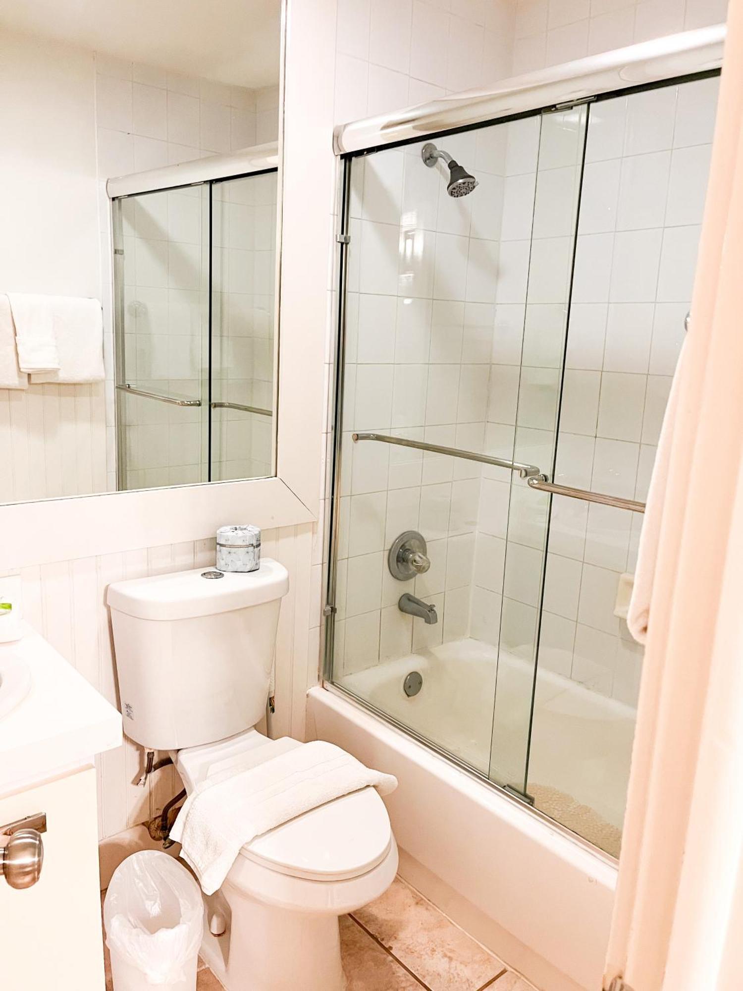 Castle Pavillon 8 Beachfront - Private Beach Access Loft With 2-Story, Pool, Tennis, Free Parking Access マイアミビーチ エクステリア 写真