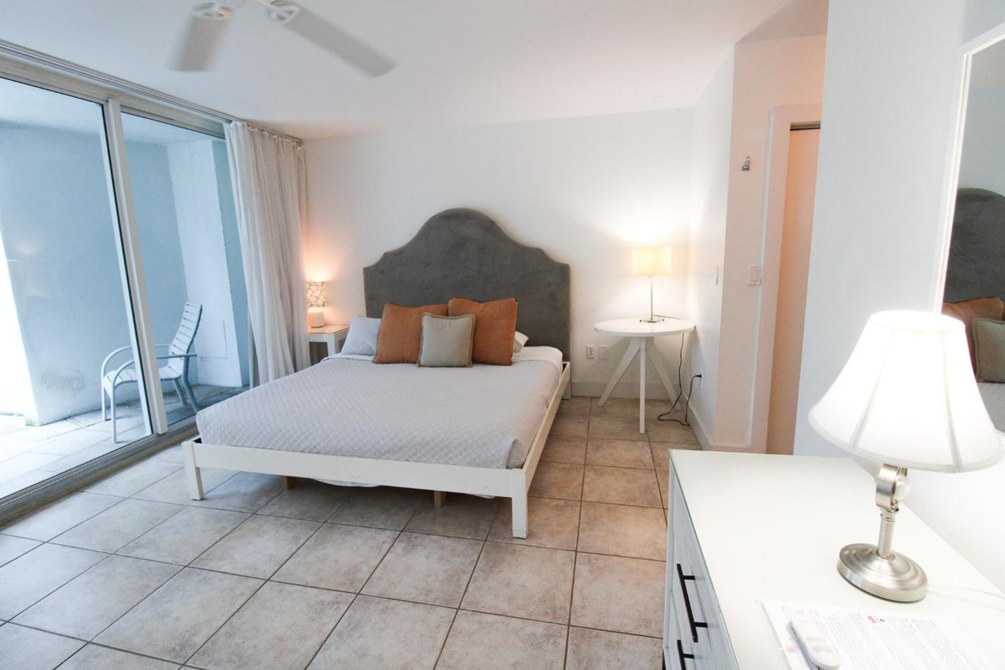 Castle Pavillon 8 Beachfront - Private Beach Access Loft With 2-Story, Pool, Tennis, Free Parking Access マイアミビーチ エクステリア 写真