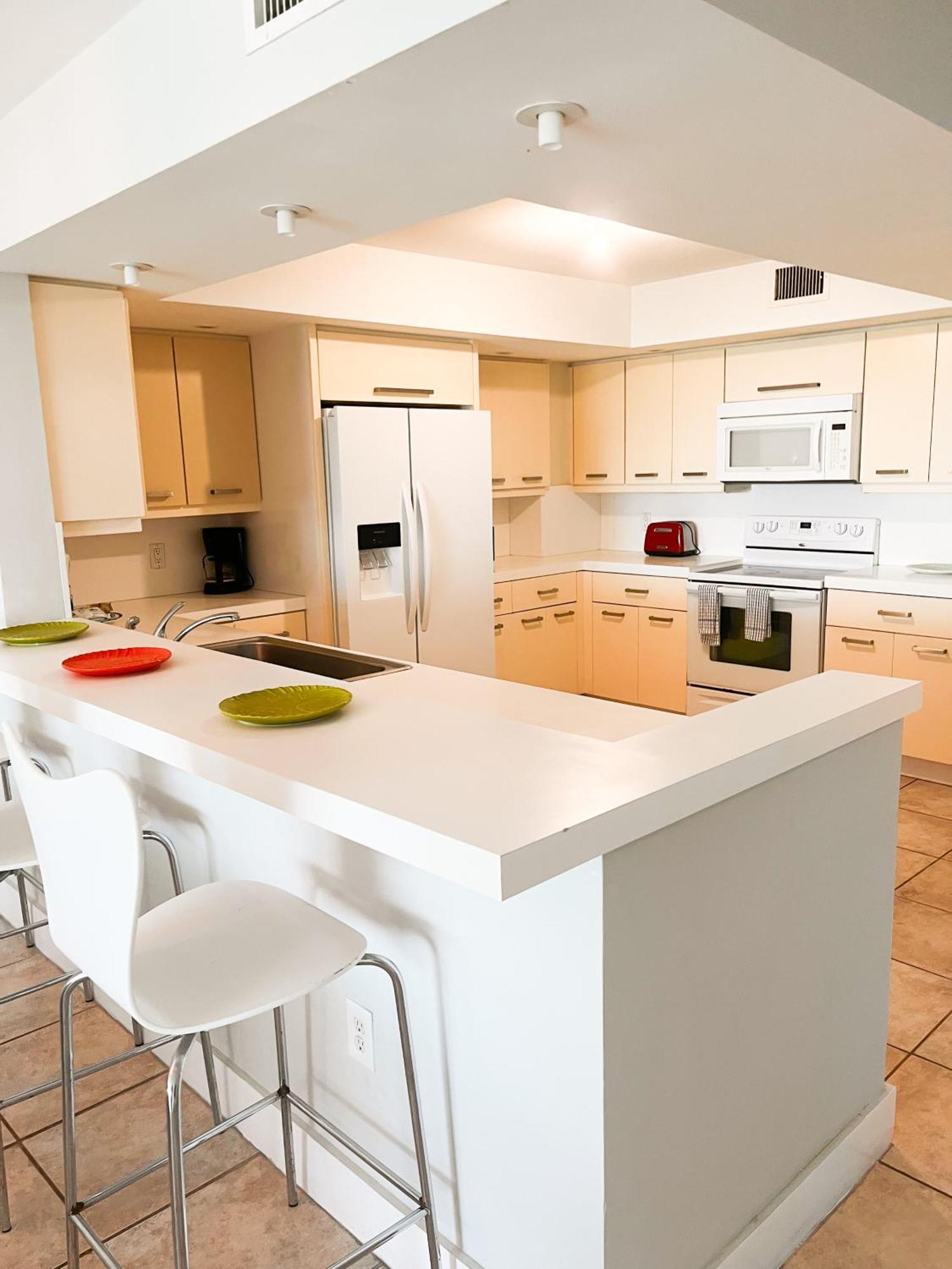 Castle Pavillon 8 Beachfront - Private Beach Access Loft With 2-Story, Pool, Tennis, Free Parking Access マイアミビーチ エクステリア 写真
